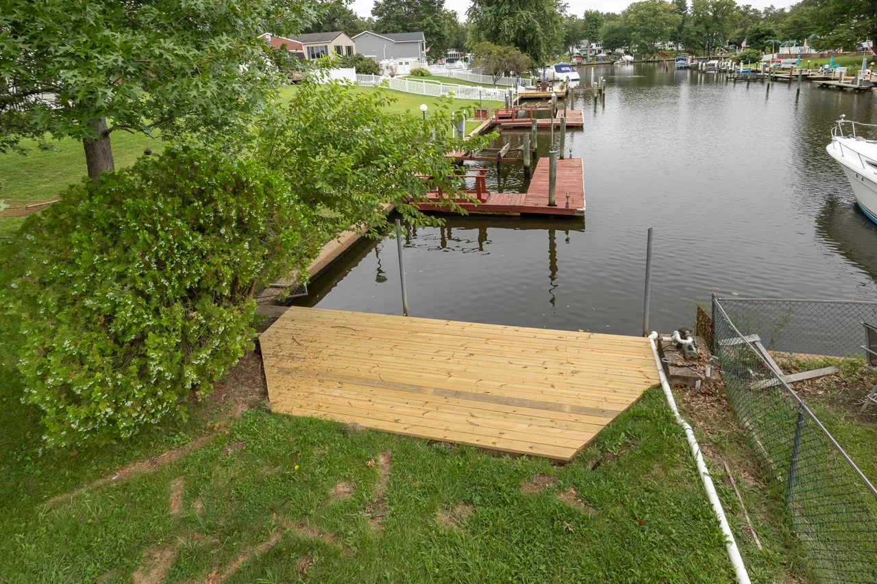 Waterside platform and inlet